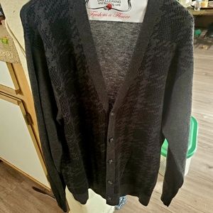 Lg mens perry ellis sweater button up